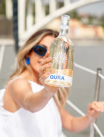 QURA: vinho branco do Douro, vibrante e refrescante, perfeito para aperitivos e pratos leves