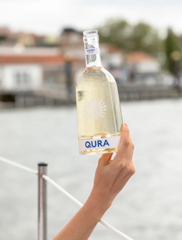 QURA: vinho branco do Douro, leve e refrescante, perfeito para celebrar com sofisticação