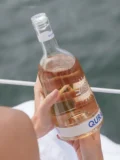 Vinho rosé da Qura Wine, com design elegante e tonalidade delicada