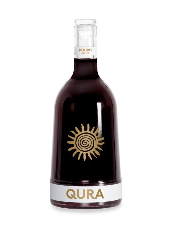O vinho tinto douro da Qura Wine, com colheita em 2023, ainda se encontra em estágio, estando disponível apenas em outubro de 2025
