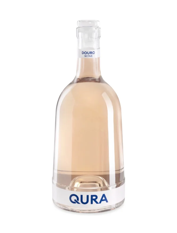A garrafa de vinho Qura Rosé Personalizada transforma-se numa peça exclusiva para oferecer