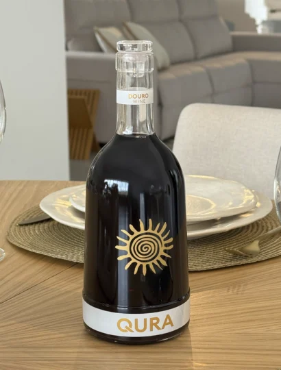 O vinho tinto douro Qura de 2023, ainda se encontra em estágio, estando disponível em outubro 2025
