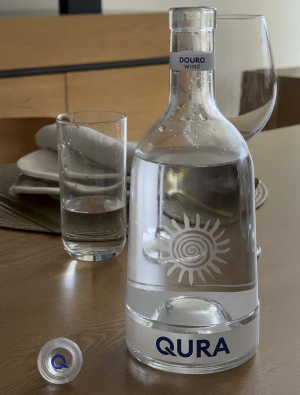 O Pack de 2 Garrafas de Vidro QURA ideal para reutilizar e encher com água