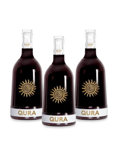 O vinho tinto douro Qura de 2023, ainda se encontra em estágio, estando disponível em outubro 2025