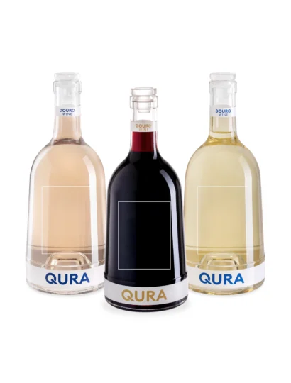 Três garrafas de vinho Qura, incluindo rosé, tinto e branco, com rótulos personalizáveis