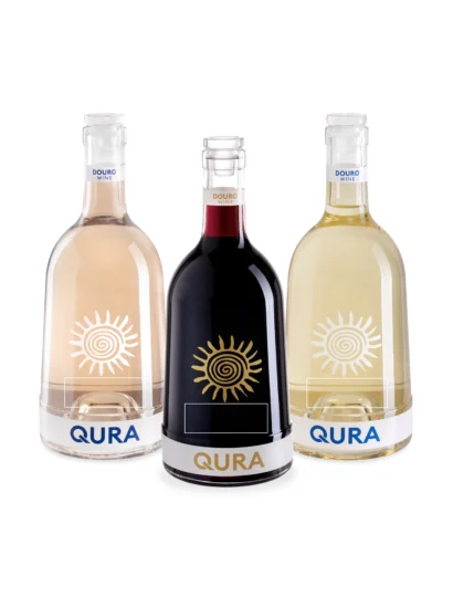 Três garrafas de vinho Qura Personalizada em tons rosé, tinto e branco com design elegante