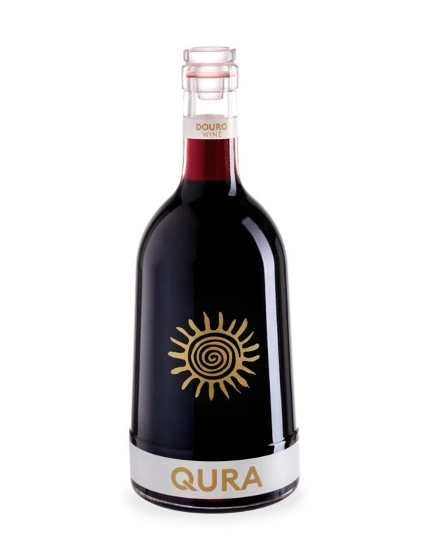 Garrafa de vinho tinto Qura do Douro, com aroma intenso e prolongado