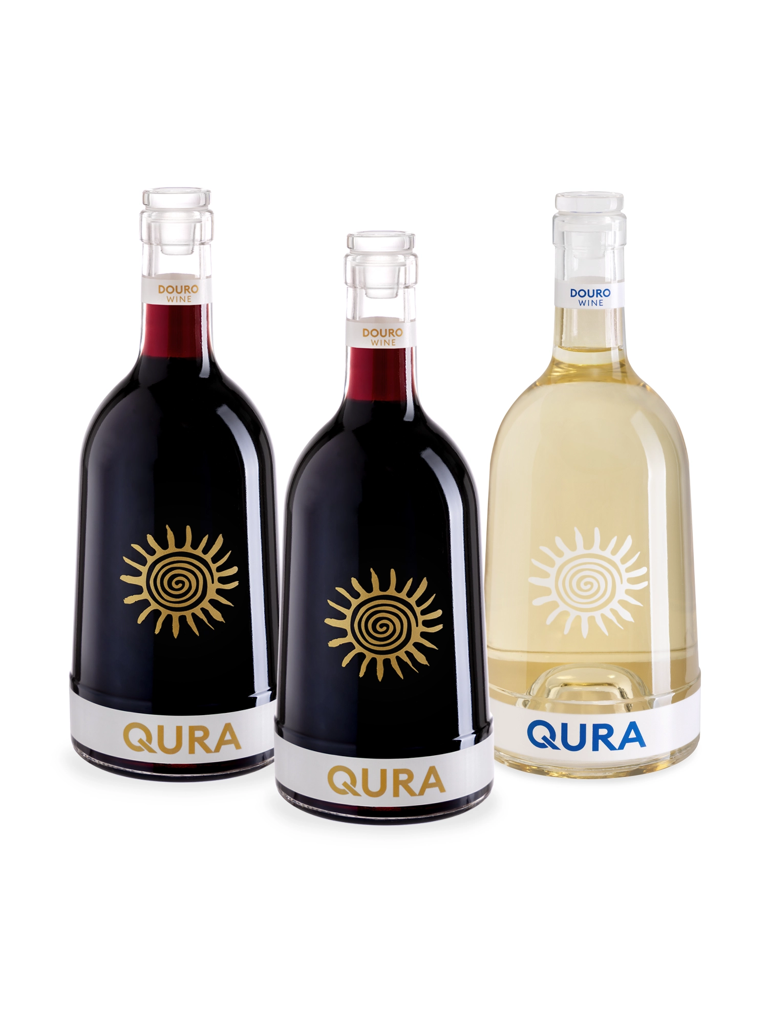 Três garrafas de vinho Qura, duas tinto e uma branco, com design elegante e rótulos distintos