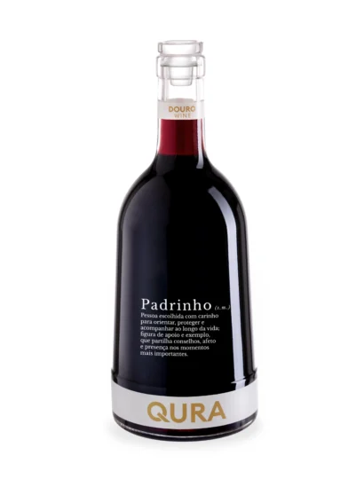 Garrafa de vinho tinto QURA Padrinho com rótulo informativo sobre o significado do termo padrinho