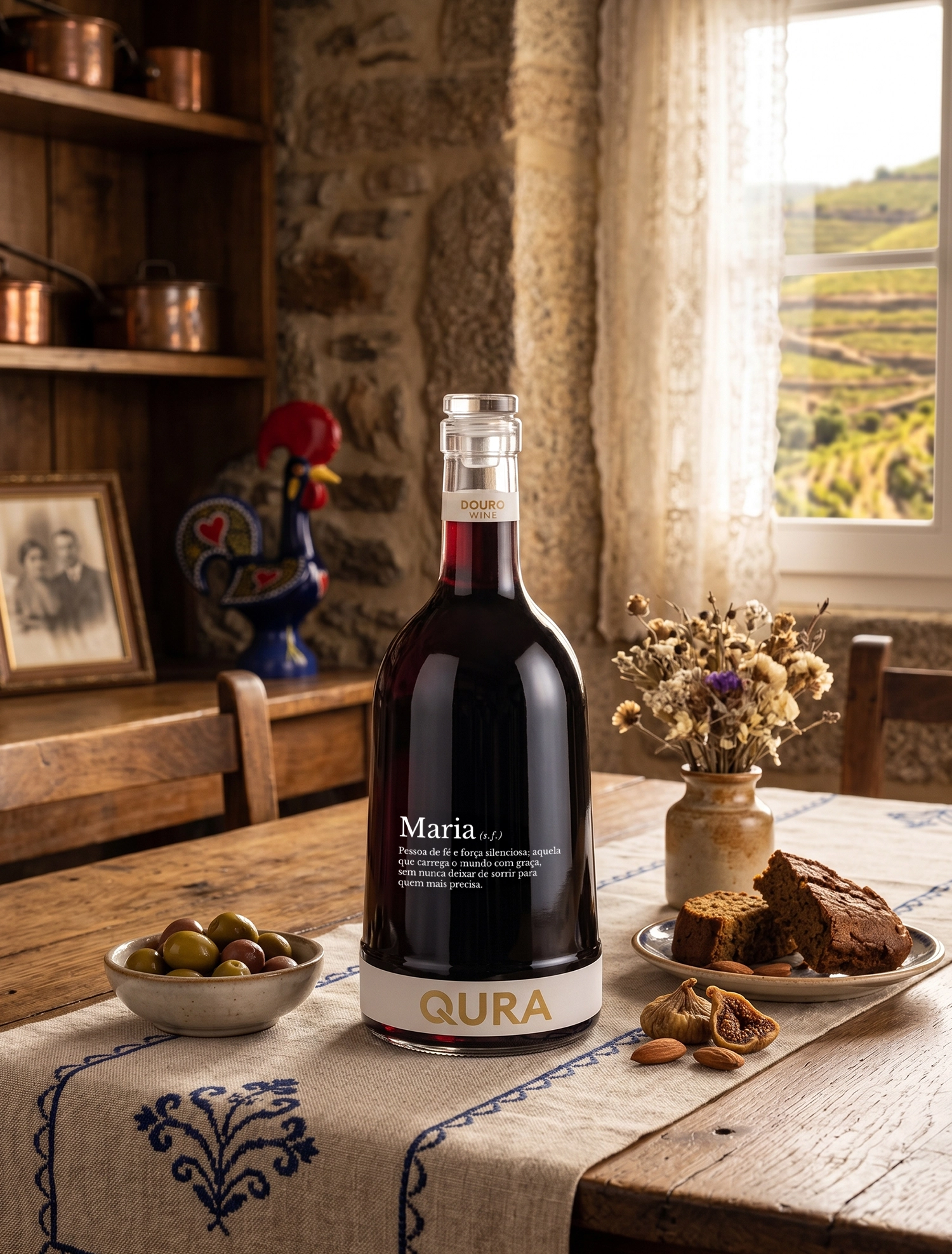 Garrafa de vinho tinto QURA com o nome Maria, em mesa rústica com petiscos e decoração aconchegante