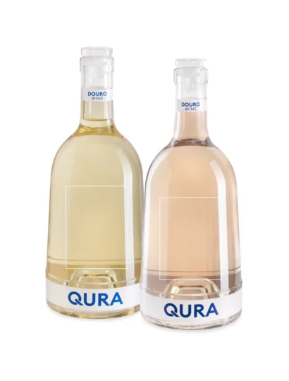 Duas garrafas de vinho Qura, uma branca e uma rosé, com rótulos elegantes e personalizados