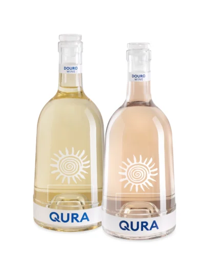 Duas garrafas de vinho Douro, uma branca e uma rosé, com design elegante da marca Qura