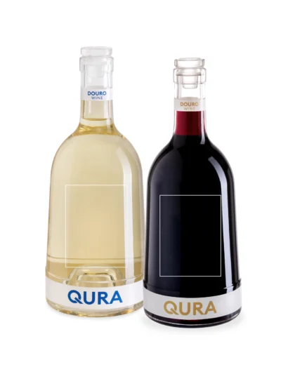 Duas garrafas de vinho Qura, uma branca e uma tinta, com rótulos personalizados e elegantes
