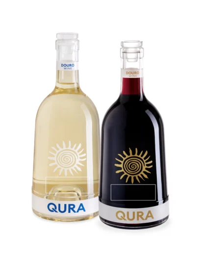 Duas garrafas de vinho do Douro, tinto e branco, com rótulos da Qura Personalizada