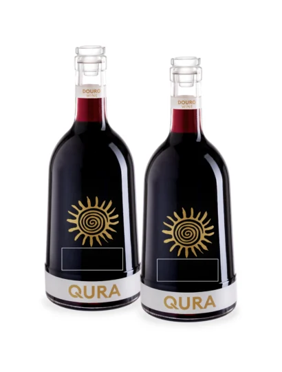 Duas garrafas de vinho tinto Douro com rótulo personalizado da Qura
