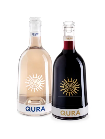 Duas garrafas de vinho da Qura Personalizada, uma rosé e uma tinto, com rótulos distintos